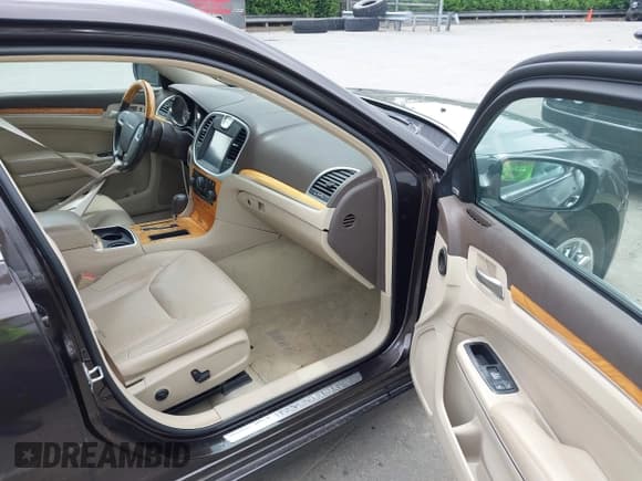 ✅ 2012 Chrysler 300 C • VIN: 2C3CCAET5CH188208 • Lot: 42389254. Listed on IAAI with 115,016 mi. Free auction sales archive from the USA and detailed vehicle history report at DreamBid. Image 5.