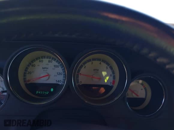 2009 Dodge Challenger SE z VIN 2B3LJ44V09H522094, wystawiony jako IAAI lot #43488763 z przebiegiem 243 342 mil mil oraz . Historia ofert i sprzedaży dostępna na DreamBid. Obrazek 7.