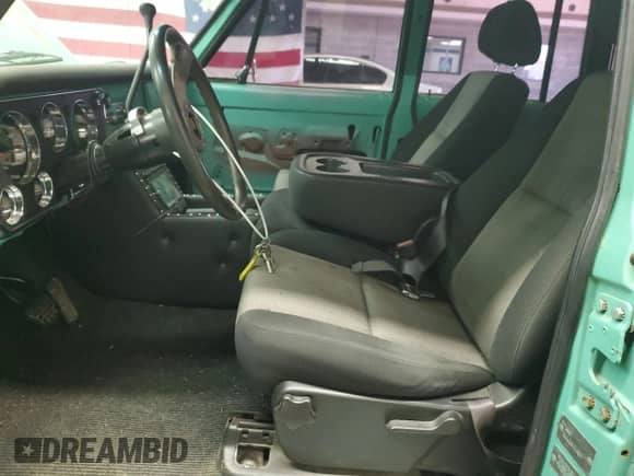 1969 Chevrolet Suburban z VIN CS169F853179, wystawiony jako Copart lot #91432585 z przebiegiem Nie podano mil oraz Czysty tytuł • Clean title. Historia ofert i sprzedaży dostępna na DreamBid. Obrazek 7.