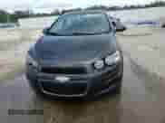 2014 Chevrolet Sonic LT z VIN 1G1JC5SHXE4200758, wystawiony jako Copart lot #65268585 z przebiegiem 136 698 mil mil oraz Nie do naprawy • Non repairable. Historia ofert i sprzedaży dostępna na DreamBid. Obrazek 13.