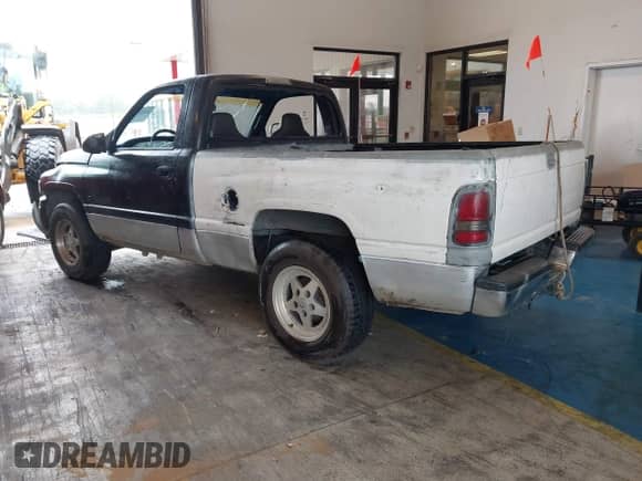 2001 Dodge 1500 with VIN 1B7HC16Y31S210305, listed as a IAAI auction lot 42423982 with Not provided miles and . Bid and sale history available at DreamBid. Image 3.