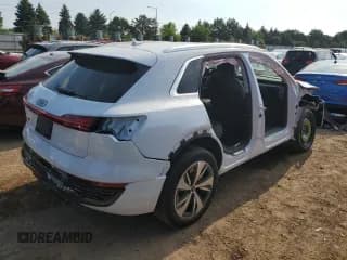 ✅ 2024 Audi Q8 e-tron Premium • VIN: WA14AAGE2RB015813 • Lot: 61265424. Wystawiony na Copart z przebiegiem 1 315 mil. Bezpłatny archiwum sprzedaży aukcyjnych z USA i szczegółowy raport historii pojazdu na DreamBid. Zdjęcie 3.
