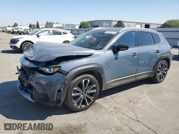 ✅ 2023 Mazda CX-50 Premium • VIN: 7MMVABDY3PN111704 • Лот: 80708015. Опубликован ранее на Copart с пробегом 46 611 миль. Бесплатный доступ к архиву аукционных продаж из США и подробный отчёт об истории автомобиля на DreamBid. Изображение 1.