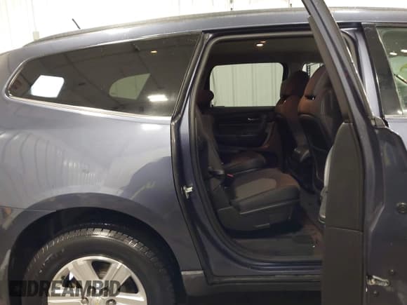 ✅ 2014 Chevrolet Traverse LT • VIN: 1GNKRGKD6EJ244008 • Lot: 43509737. Wystawiony na IAAI z przebiegiem 101 140 mil. Bezpłatny archiwum sprzedaży aukcyjnych z USA i szczegółowy raport historii pojazdu na DreamBid. Zdjęcie 8.