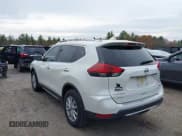 ✅ 2018 Nissan Rogue SV • VIN: JN8AT2MV7JW350516 • Lot: 43613236. Wystawiony na IAAI z przebiegiem 45 468 mil. Bezpłatny archiwum sprzedaży aukcyjnych z USA i szczegółowy raport historii pojazdu na DreamBid. Zdjęcie 3.