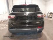 ✅ 2023 Jeep Compass Altitude • VIN: 3C4NJDBN1PT558763 • Lot: 43277006. Wystawiony na IAAI z przebiegiem 28 562 mil. Bezpłatny archiwum sprzedaży aukcyjnych z USA i szczegółowy raport historii pojazdu na DreamBid. Zdjęcie 17.