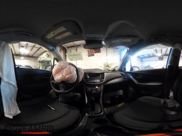 ✅ 2020 Chevrolet Trax LS • VIN: 3GNCJKSB6LL260650 • Lot: 43568393. Wystawiony na IAAI z przebiegiem 14 828 mil. Bezpłatny archiwum sprzedaży aukcyjnych z USA i szczegółowy raport historii pojazdu na DreamBid. Zdjęcie 18.