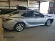 2023 Toyota Camry LE z VIN 4T1C11BK4PU104228, wystawiony jako Copart lot #86298635 z przebiegiem 135 420 mil mil oraz Szkoda całkowita • Salvage title. Historia ofert i sprzedaży dostępna na DreamBid. Obrazek 3.