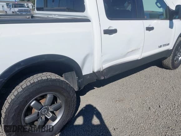 ✅ 2014 Nissan Titan SV • VIN: 1N6AA0EC8EN501679 • Lot: 42823279. Wystawiony na IAAI z przebiegiem 135 111 mil. Bezpłatny archiwum sprzedaży aukcyjnych z USA i szczegółowy raport historii pojazdu na DreamBid. Zdjęcie 17.