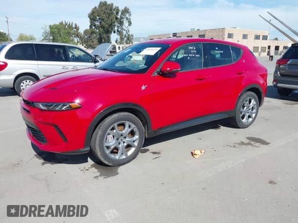 2024 Dodge Hornet R/T z VIN ZACPDFCW0R3A30832, wystawiony jako IAAI lot #42028233 z przebiegiem 17 616 mil mil oraz . Historia ofert i sprzedaży dostępna na DreamBid. Obrazek 17.