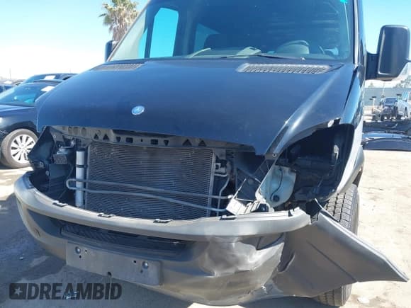 ✅ 2012 Mercedes-Benz Sprinter Passenger • VIN: WDZPE7CC1C5646024 • Lot: 42619520. Wystawiony na IAAI z przebiegiem 322 684 mil. Bezpłatny archiwum sprzedaży aukcyjnych z USA i szczegółowy raport historii pojazdu na DreamBid. Zdjęcie 6.