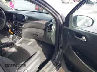 2019 Hyundai Tucson SE z VIN KM8J23A45KU910414, wystawiony jako IAAI lot #43338449 z przebiegiem 141 386 mil mil oraz . Historia ofert i sprzedaży dostępna na DreamBid. Obrazek 5.