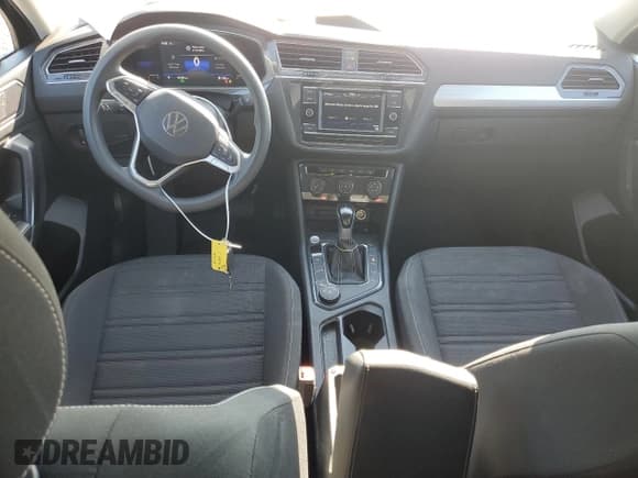 ✅ 2022 Volkswagen Tiguan S • VIN: 3VV0B7AX9NM054563 • Lot: 65988455. Wystawiony na Copart z przebiegiem 97 281 mil. Bezpłatny archiwum sprzedaży aukcyjnych z USA i szczegółowy raport historii pojazdu na DreamBid. Zdjęcie 8.