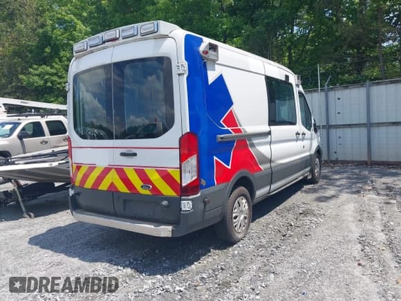 ✅ 2017 Ford Transit • VIN: 1FDYR2CM2HKA82358 • Lot: 42231257. Listed on IAAI with 271,518 mi. Free auction sales archive from the USA and detailed vehicle history report at DreamBid. Image 4.