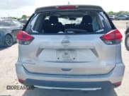 ✅ 2017 Nissan Rogue S • VIN: 5N1AT2MTXHC887429 • Lot: 42440682. Wystawiony na IAAI z przebiegiem Nie podano. Bezpłatny archiwum sprzedaży aukcyjnych z USA i szczegółowy raport historii pojazdu na DreamBid. Zdjęcie 16.