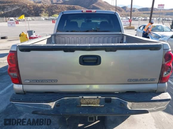 ✅ 2003 Chevrolet Silverado 1500 LS • VIN: 2GCEC19V931101936 • Lot: 43388856. Wystawiony na IAAI z przebiegiem 154 950 mil mil. Skorzystaj z bezpłatnego archiwum sprzedaży aukcyjnych z USA i zobacz szczegółowy raport historii pojazdu na DreamBid. Zdjęcie 16.