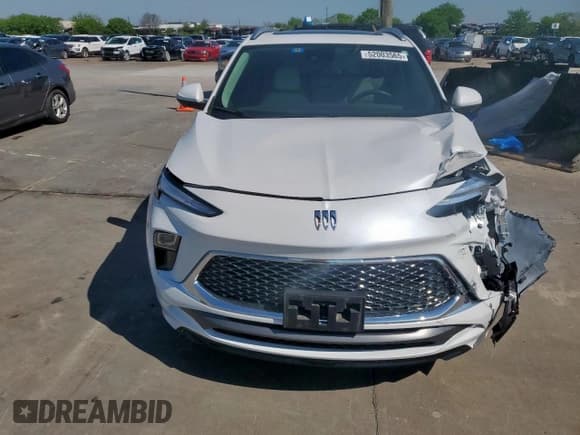 ✅ 2024 Buick Encore GX Avenir • VIN: KL4AMFSL9RB017071 • Lot: 52003565. Wystawiony na Copart z przebiegiem 8 013 mil. Bezpłatny archiwum sprzedaży aukcyjnych z USA i szczegółowy raport historii pojazdu na DreamBid. Zdjęcie 5.