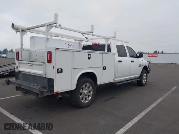 ✅ 2018 Ram 2500 Tradesman • VIN: 3C6UR5HL2JG217914 • Lot: 43591893. Wystawiony na IAAI z przebiegiem 264 100 mil. Bezpłatny archiwum sprzedaży aukcyjnych z USA i szczegółowy raport historii pojazdu na DreamBid. Zdjęcie 4.