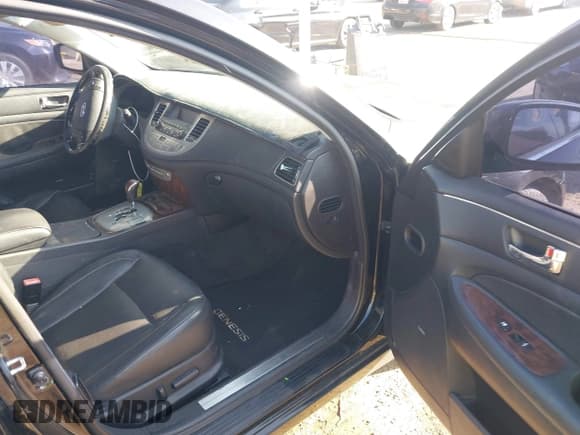 ✅ 2009 Hyundai Genesis • VIN: KMHGC46E69U046515 • Lot: 43634289. Wystawiony na IAAI z przebiegiem 195 447 mil. Bezpłatny archiwum sprzedaży aukcyjnych z USA i szczegółowy raport historii pojazdu na DreamBid. Zdjęcie 5.