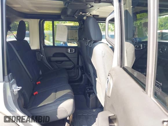 ✅ 2020 Jeep Wrangler Unlimited Sahara • VIN: 1C4HJXEN2LW329264 • Lot: 42975629. Wystawiony na IAAI z przebiegiem 35 560 mil. Bezpłatny archiwum sprzedaży aukcyjnych z USA i szczegółowy raport historii pojazdu na DreamBid. Zdjęcie 8.