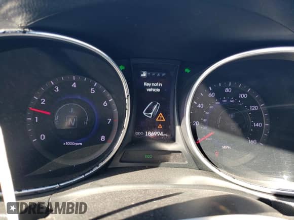 2014 Hyundai Santa Fe z VIN 5XYZUDLAXEG190334, wystawiony jako Copart lot #85566705 z przebiegiem 186 994 mil mil oraz Nie do naprawy • Non repairable. Historia ofert i sprzedaży dostępna na DreamBid. Obrazek 9.