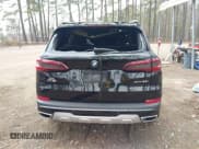 ✅ 2021 BMW X5 xDrive40i • VIN: 5UXCR6C0XM9F35177 • Lot: 41792661. Wystawiony na IAAI z przebiegiem 87 547 mil. Bezpłatny archiwum sprzedaży aukcyjnych z USA i szczegółowy raport historii pojazdu na DreamBid. Zdjęcie 17.