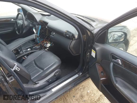 ✅ 2005 Mercedes-Benz C 240 • VIN: WDBRF81J05F557070 • Lot: 42242556. Listed on IAAI with 113,139 mi. Free auction sales archive from the USA and detailed vehicle history report at DreamBid. Image 5.