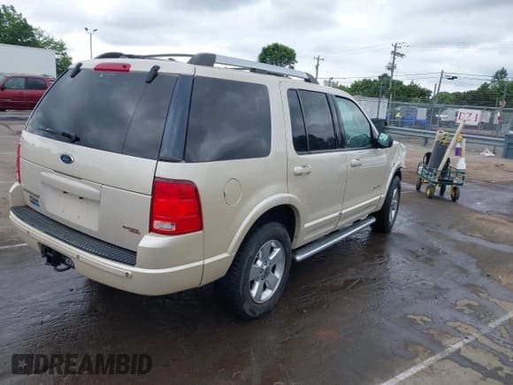 ✅ 2005 Ford Explorer Limited • VIN: 1FMDU75K75ZA57352 • Лот: 42134980. Опубликован ранее на IAAI с пробегом Не указан. Бесплатный доступ к архиву аукционных продаж из США и подробный отчёт об истории автомобиля на DreamBid. Изображение 4.