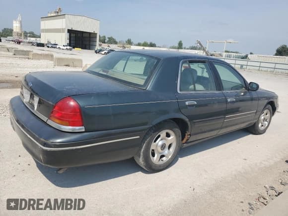 ✅ 1998 Ford Crown Victoria LX • VIN: 2FAFP74W7WX190019 • Lot: 67952115. Wystawiony na Copart z przebiegiem 243 371 mil. Bezpłatny archiwum sprzedaży aukcyjnych z USA i szczegółowy raport historii pojazdu na DreamBid. Zdjęcie 3.