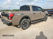 ✅ 2022 Nissan Titan SV • VIN: 1N6AA1ED0NN105552 • Lot: 65369485. Wystawiony na Copart z przebiegiem 48 932 mil. Bezpłatny archiwum sprzedaży aukcyjnych z USA i szczegółowy raport historii pojazdu na DreamBid. Zdjęcie 3.