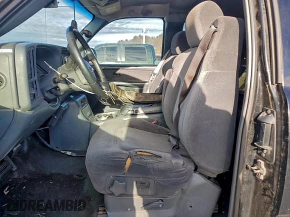 ✅ 2002 Chevrolet Silverado 2500HD LS • VIN: 1GCHK29U32Z235943 • Lot: 93919615. Wystawiony na Copart z przebiegiem 158 815 mil. Bezpłatny archiwum sprzedaży aukcyjnych z USA i szczegółowy raport historii pojazdu na DreamBid. Zdjęcie 7.