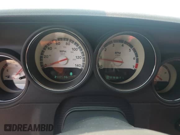 2009 Dodge Challenger SE z VIN 2B3LJ44V39H606703, wystawiony jako Copart lot #67492424 z przebiegiem 208 596 mil mil oraz Szkoda całkowita • Salvage title. Historia ofert i sprzedaży dostępna na DreamBid. Obrazek 9.