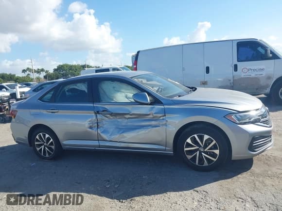 ✅ 2023 Volkswagen Jetta S • VIN: 3VW4M7BUXPM047961 • Lot: 41586064. Wystawiony na IAAI z przebiegiem 36 986 mil. Bezpłatny archiwum sprzedaży aukcyjnych z USA i szczegółowy raport historii pojazdu na DreamBid. Zdjęcie 6.