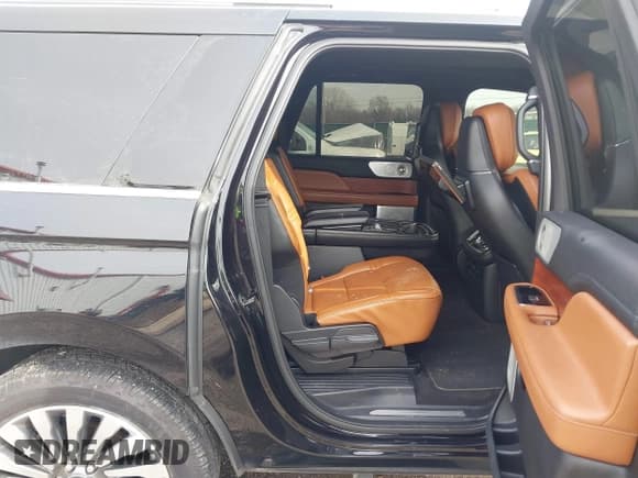 ✅ 2019 Lincoln Navigator Reserve • VIN: 5LMJJ3LT7KEL03574 • Lot: 41576411. Wystawiony na IAAI z przebiegiem 93 113 mil. Bezpłatny archiwum sprzedaży aukcyjnych z USA i szczegółowy raport historii pojazdu na DreamBid. Zdjęcie 8.