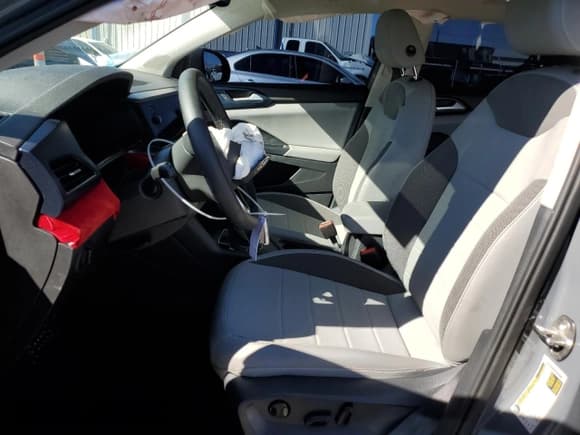 ✅ 2022 Volkswagen Taos SE • VIN: 3VVLX7B24NM097435 • Lot: 87053745. Wystawiony na Copart z przebiegiem 27 062 mil. Bezpłatny archiwum sprzedaży aukcyjnych z USA i szczegółowy raport historii pojazdu na DreamBid. Zdjęcie 7.