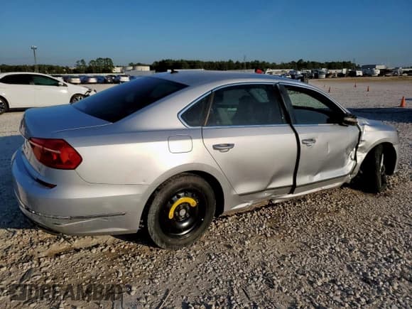 ✅ 2016 Volkswagen Passat S • VIN: 1VWAT7A34GC059667 • Lot: 86500355. Wystawiony na Copart z przebiegiem 106 872 mil. Bezpłatny archiwum sprzedaży aukcyjnych z USA i szczegółowy raport historii pojazdu na DreamBid. Zdjęcie 3.