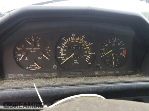 ✅ 1987 Mercedes-Benz 260 • VIN: WDBEA26D3HA496232 • Lot: 67275325. Wystawiony na Copart z przebiegiem 140 139 mil. Bezpłatny archiwum sprzedaży aukcyjnych z USA i szczegółowy raport historii pojazdu na DreamBid. Zdjęcie 9.