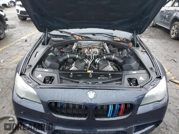 ✅ 2013 BMW M5 • VIN: WBSFV9C5XDC772851 • Лот: 92911575. Опубликован ранее на Copart с пробегом 98 294 миль. Бесплатный доступ к архиву аукционных продаж из США и подробный отчёт об истории автомобиля на DreamBid. Изображение 11.