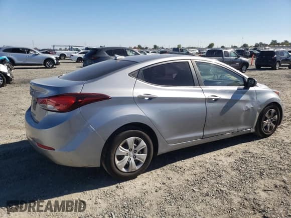 ✅ 2016 Hyundai Elantra SE • VIN: 5NPDH4AE3GH739436 • Lot: 90726135. Wystawiony na Copart z przebiegiem 189 012 mil. Bezpłatny archiwum sprzedaży aukcyjnych z USA i szczegółowy raport historii pojazdu na DreamBid. Zdjęcie 3.