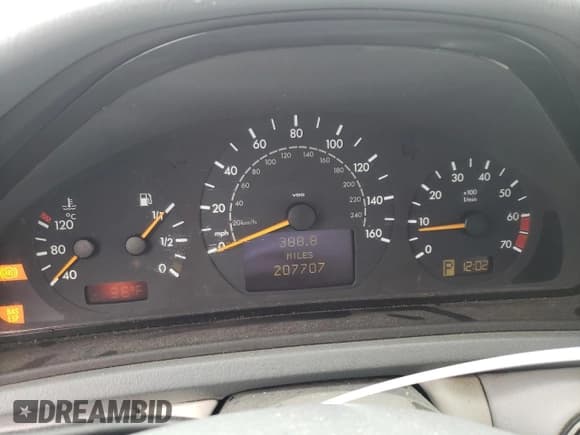 ✅ 2002 Mercedes-Benz CLK 320/430 • VIN: WDBLK65G52T109375 • Лот: 71832724. Опубликован ранее на Copart с пробегом 207 707 миль. Бесплатный доступ к архиву аукционных продаж из США и подробный отчёт об истории автомобиля на DreamBid. Изображение 9.