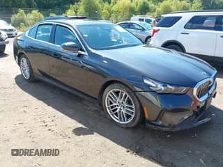 ✅ 2025 BMW 5 Series 530i xDrive • VIN: WBA53FJ04SCT20662 • Лот: 43083524. Опубликован ранее на IAAI с пробегом 30 114 миль. Бесплатный доступ к архиву аукционных продаж из США и подробный отчёт об истории автомобиля на DreamBid. Изображение 1.