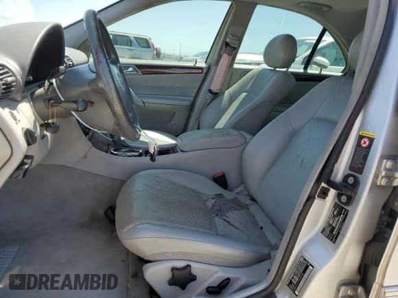 ✅ 2001 Mercedes-Benz C 230/260/280/320 • VIN: WDBRF61J01F089548 • Lot: 58216075. Wystawiony na Copart z przebiegiem Nie podano. Bezpłatny archiwum sprzedaży aukcyjnych z USA i szczegółowy raport historii pojazdu na DreamBid. Zdjęcie 7.