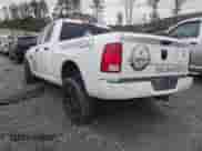 2018 Ram 1500 Tradesman z VIN 1C6RR6FG3JS147382, wystawiony jako IAAI lot #41251352 z przebiegiem 166 066 mil mil oraz . Historia ofert i sprzedaży dostępna na DreamBid. Obrazek 3.