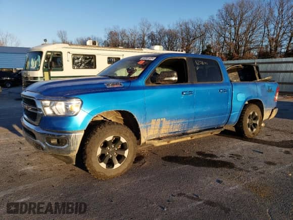 2021 Ram 1500 Big Horn z VIN 1C6SRFFMXMN649977, wystawiony jako Copart lot #83981034 z przebiegiem 54 653 mil mil oraz Szkoda całkowita • Salvage title. Historia ofert i sprzedaży dostępna na DreamBid. Obrazek 1.