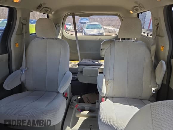 ✅ 2011 Toyota Sienna LE • VIN: 5TDKK3DC2BS046681 • Lot: 53238685. Wystawiony na Copart z przebiegiem Nie podano. Bezpłatny archiwum sprzedaży aukcyjnych z USA i szczegółowy raport historii pojazdu na DreamBid. Zdjęcie 10.