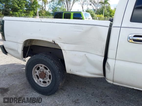 ✅ 2004 Chevrolet Silverado 2500HD LS • VIN: 1GCHC23284F256117 • Lot: 43453043. Wystawiony na IAAI z przebiegiem 327 650 mil. Bezpłatny archiwum sprzedaży aukcyjnych z USA i szczegółowy raport historii pojazdu na DreamBid. Zdjęcie 6.