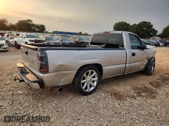 2005 Chevrolet Silverado 1500 Work Truck z VIN 1GCEC14X85Z109979, wystawiony jako Copart lot #71850795 z przebiegiem 129 572 mil mil oraz Szkoda całkowita • Salvage title. Historia ofert i sprzedaży dostępna na DreamBid. Obrazek 3.