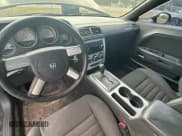 ✅ 2009 Dodge Challenger SE • VIN: 2B3LJ44V89H577103 • Lot: 87474274. Wystawiony na Copart z przebiegiem 172 791 mil. Bezpłatny archiwum sprzedaży aukcyjnych z USA i szczegółowy raport historii pojazdu na DreamBid. Zdjęcie 9.