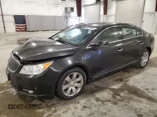 ✅ 2013 Buick LaCrosse Leather • VIN: 1G4GC5E35DF317275 • Lot: 89723005. Wystawiony na Copart z przebiegiem 133 995 mil. Bezpłatny archiwum sprzedaży aukcyjnych z USA i szczegółowy raport historii pojazdu na DreamBid. Zdjęcie 1.
