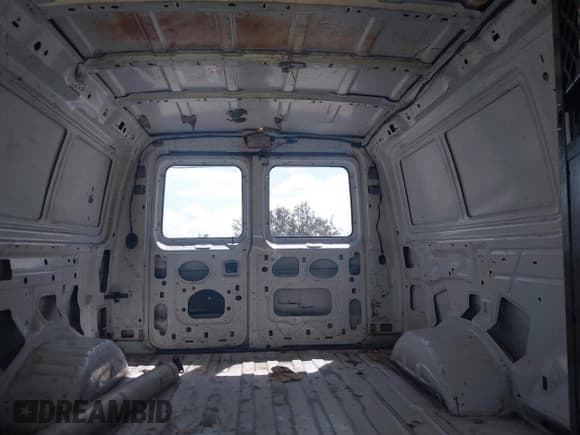 ✅ 2000 Ford Econoline Cargo • VIN: 1FTNE2422YHB89648 • Lot: 42922131. Wystawiony na IAAI z przebiegiem 245 651 mil. Bezpłatny archiwum sprzedaży aukcyjnych z USA i szczegółowy raport historii pojazdu na DreamBid. Zdjęcie 8.